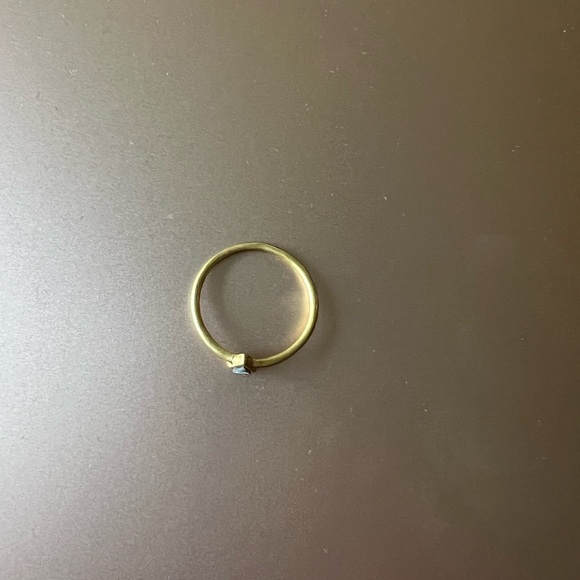 Gold ring with black opalescent stone - Picture 3 of 3